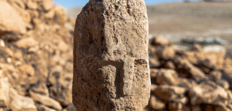 Karahantepe’de İnsan Yüzlü T Biçimli Dikilitaş: Neolitik İfade Biçiminin En Erken Örneği