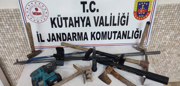 Kütahya'da baltalı ve çekiçli 9 defineci kaçak kazıda suçüstü yakalandı