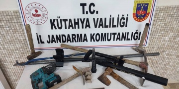 Kütahyada baltalı ve çekiçli 9 defineci kaçak kazıda suçüstü yakalandı