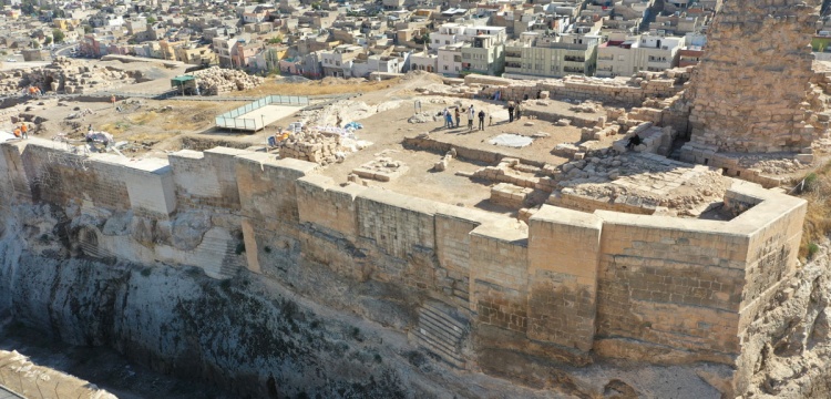 Urfa Kalesi Kazılarında1500 Yıllık Grekçe Yazılı Mozaik Gün Yüzüne Çıkarıldı