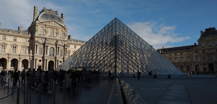 Louvre Müzesi soyuldu: Bazı tarihi eserleri çalarak kaçan hırsızlar aranıyor