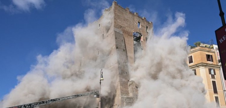 Roma'da restorasyon faciası: Ortaçağ kulesi çöktü, restoratörler yaralandı