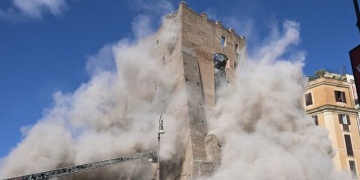 Romada restorasyon faciası: Ortaçağ kulesi çöktü, restoratörler yaralandı