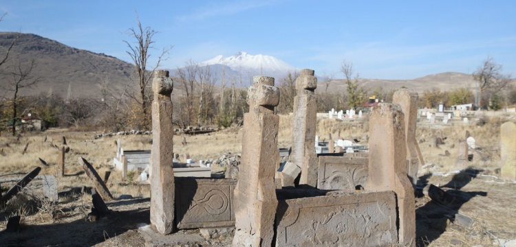 Türk Boyları ve Osmanlı Estetiğinin İzleri: Kayseri Zile Köyü Mezar Taşları