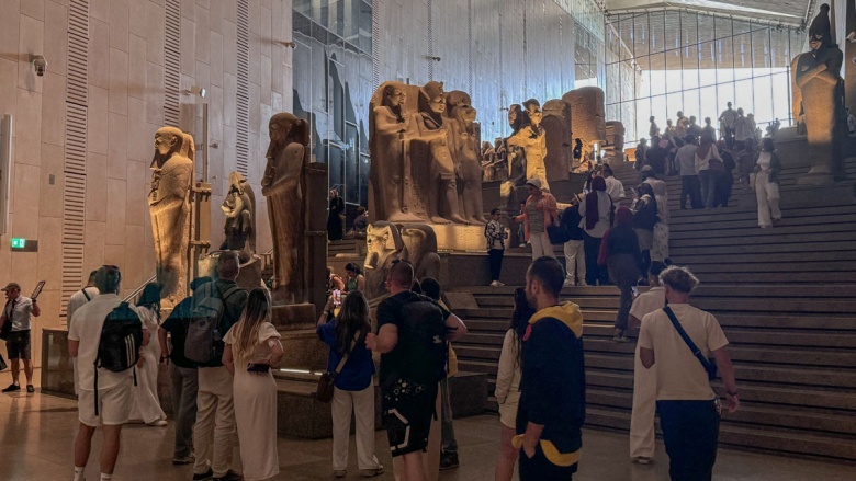 Büyük Mısır Müzesi Ziyaretçi Akınına Uğruyor