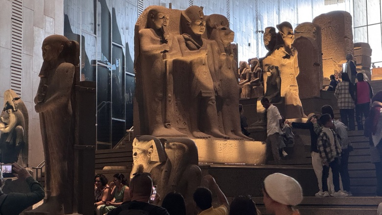 Büyük Mısır Müzesi Ziyaretçi Akınına Uğruyor