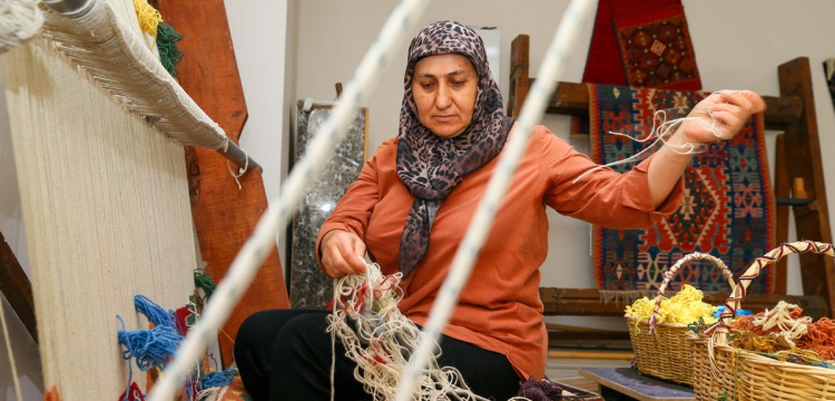 Eşme Kiliminin Yaşayan Ustası: Şemsi Sayın’ın Kültürel Mirası Yaşatan Yolculuğu