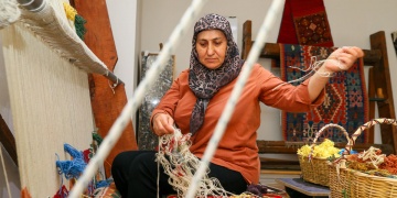 Eşme Kiliminin Yaşayan Ustası: Şemsi Sayının Kültürel Mirası Yaşatan Yolculuğu