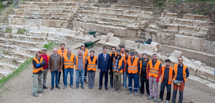 Smyrna'da çalışan arkeologlara Belediye Başkanı moral verdi: Yanınızdayız