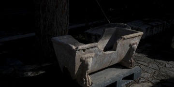 Efeste Gündelik Yaşamın İzleri: Mermer Küvet ve Devşirme Heykel