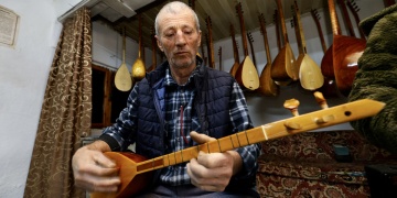 Muğlalı Orhan Çınarın Bağlama Atölyesi: El Emeğiyle Yaşayan Miras