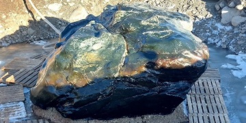 Issık Göle bulunan 180 tonluk taş, efsaneleri diriltti! Cam fanus ile korunacak!