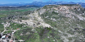 Sillyon Antik Kentinde Osmanlı Dönemine Ait Köy Meydanı Ortaya Çıkarıldı