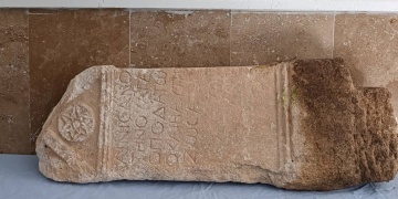 Kırşehirde bir bahçeye gömülü Roma dönemi mezar steli yakalandı