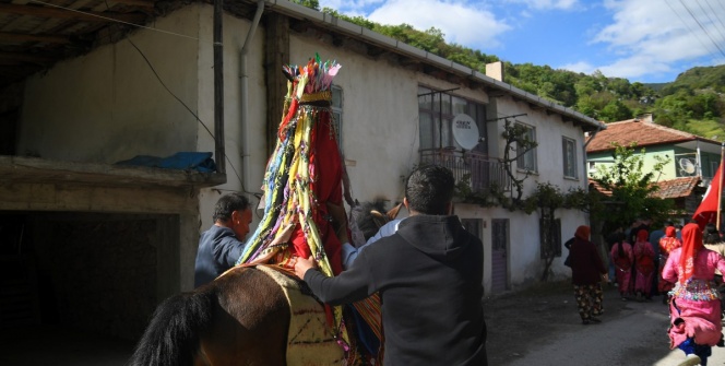 Balıkesirin yörük başlıklı allı gelini asırlık düğün gelenekleri ile evlendi