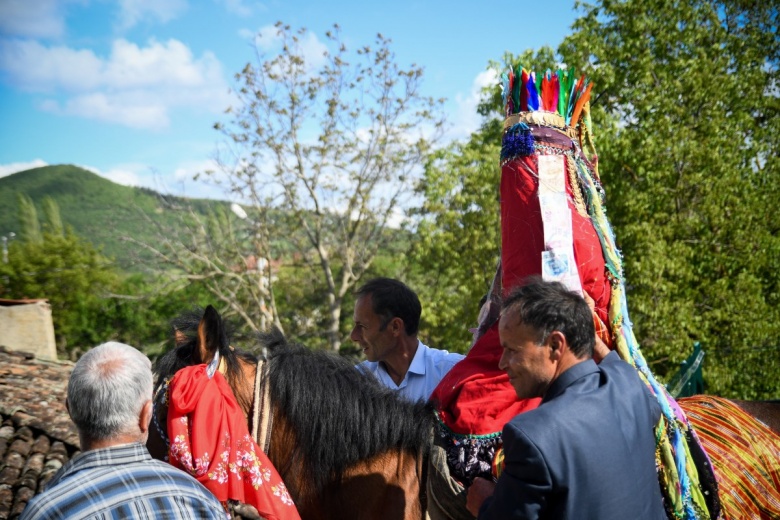 Balıkesir'in yörük başlıklı allı gelini asırlık düğün gelenekleri ile evlendi