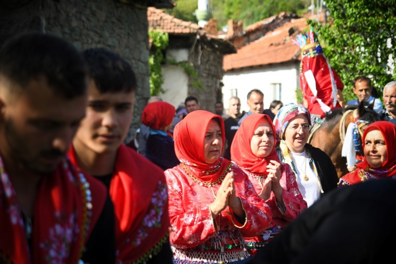 Balıkesir'in yörük başlıklı allı gelini asırlık düğün gelenekleri ile evlendi