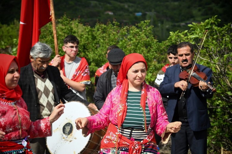 Balıkesir'in yörük başlıklı allı gelini asırlık düğün gelenekleri ile evlendi