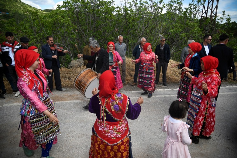 Balıkesir'in yörük başlıklı allı gelini asırlık düğün gelenekleri ile evlendi