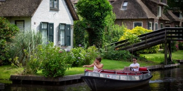 Hollandanın Masalsı Su Köyü Giethoorn, Tarihi Dokusu ve Kanallarıyla Büyülüyor