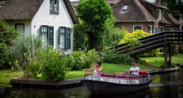 Hollandanın Masalsı Su Köyü Giethoorn, Tarihi Dokusu ve Kanallarıyla Büyülüyor