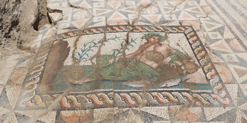 Turistler Aspendostaki Genç Eurymedon Mozaiğine hayran kalıyor