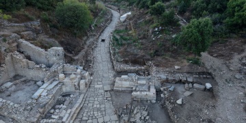 Aspendosta 2 Bin Yıllık Tiyatro Caddesi Gün Yüzüne Çıktı