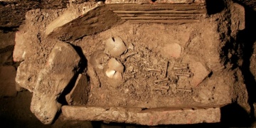 İzmirdeki Artemis Tapınağında bulunan ikiz bebek mezarı bilim dünyasını şaşırttı