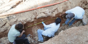 Sıtkı Koçman Caddesindeki kazıyı belediye ekipleri başlattı, arkeologlar devraldı