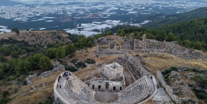 Rhodiapolisi ziyaret eden Kumluca Kaymakamı kazıların tekrar başlayacağını müjdeledi