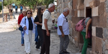 Senede bir gün ayine açılan Akdamar Kilisesinde 14. Surp Haç ayini yapıldı