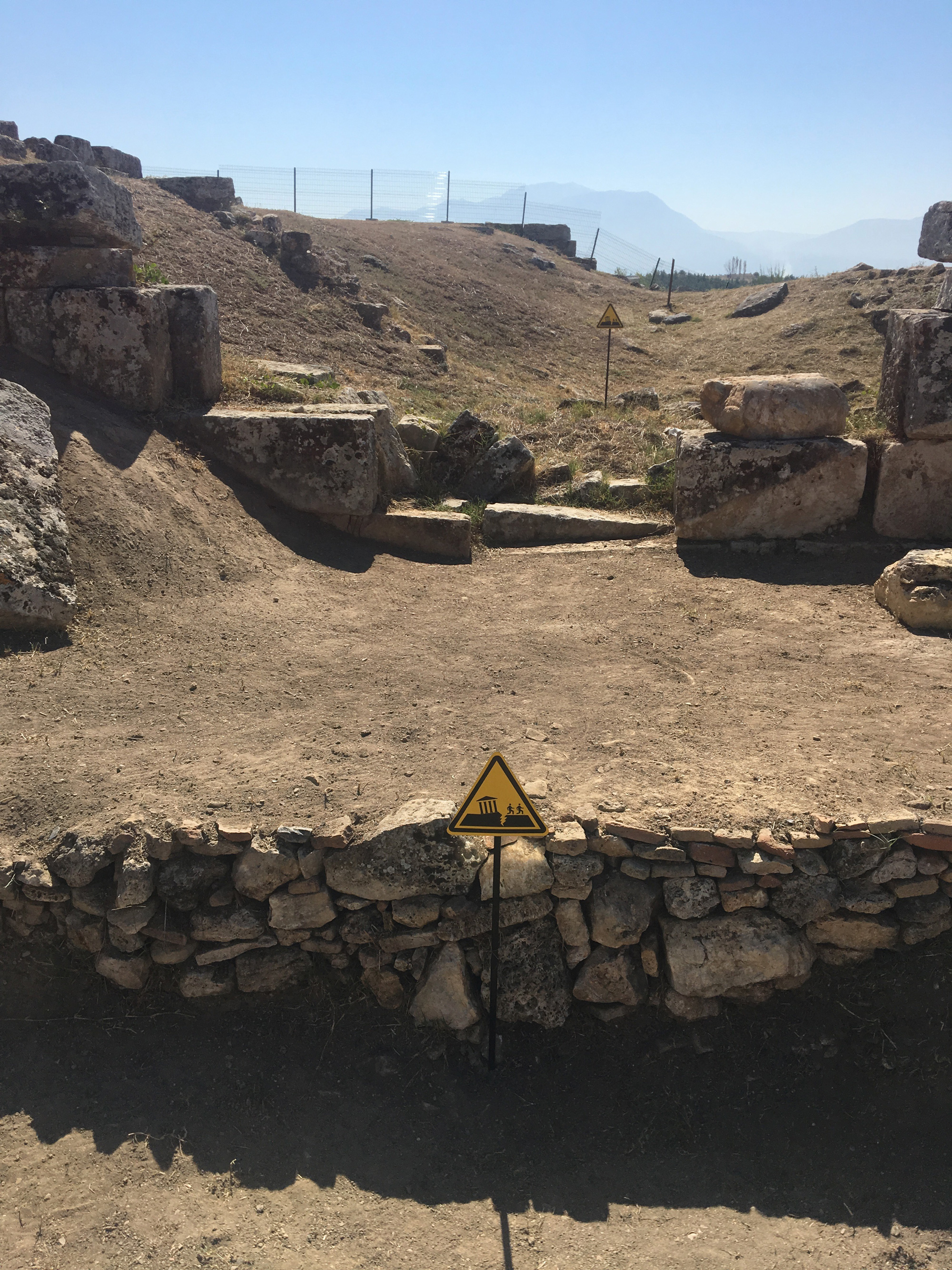 Ortasından fay hattı geçen antik kent: Hierapolis - Beyaz ...
